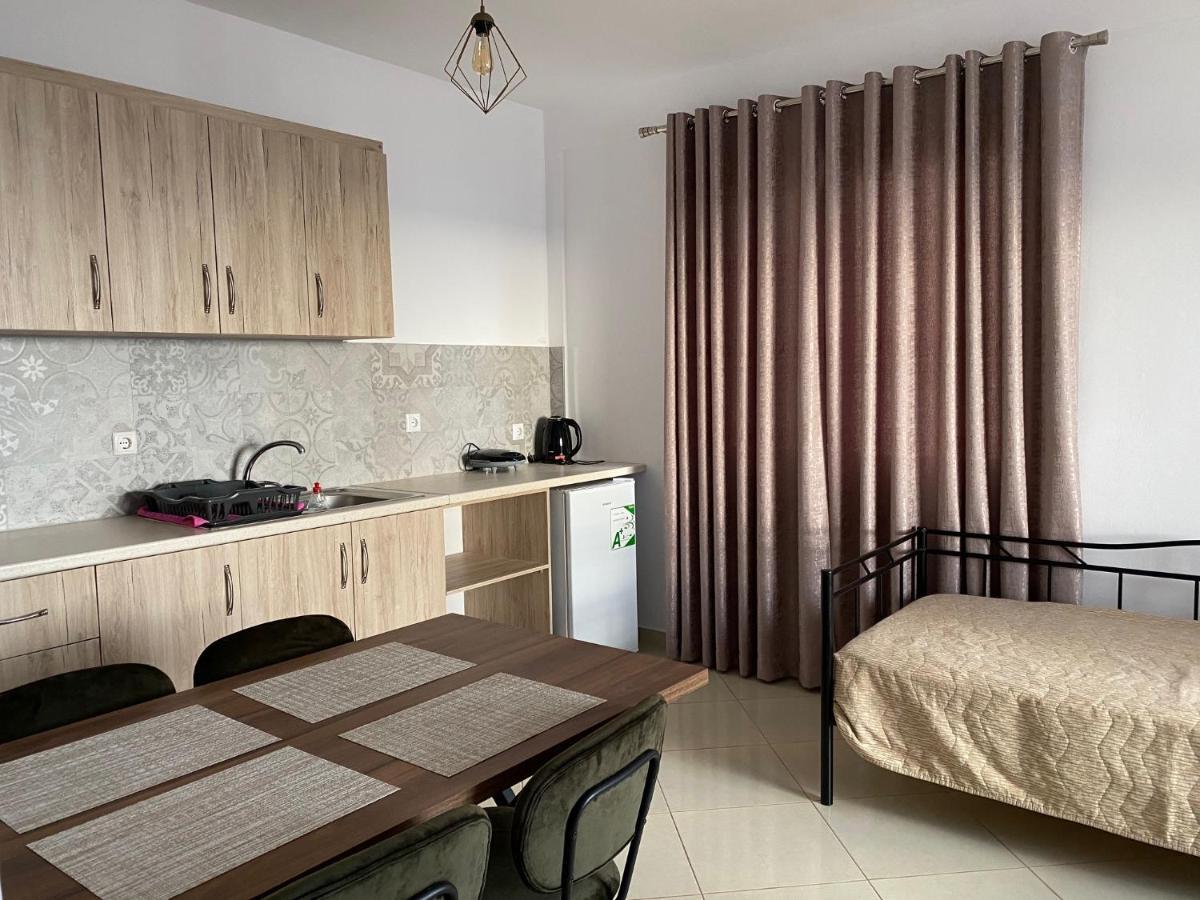 Mediterranean Apartments Himare Esterno foto